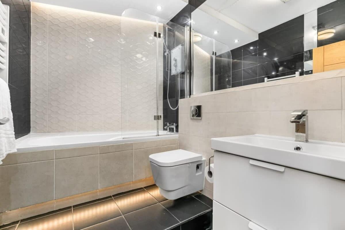 Spacious 1 Bedroom Apartment In Central ووكينغ المظهر الخارجي الصورة