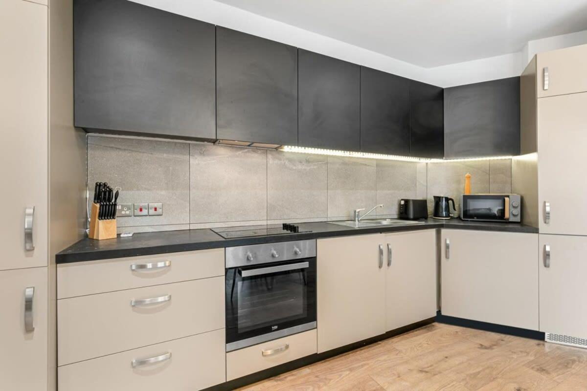 Spacious 1 Bedroom Apartment In Central ووكينغ المظهر الخارجي الصورة