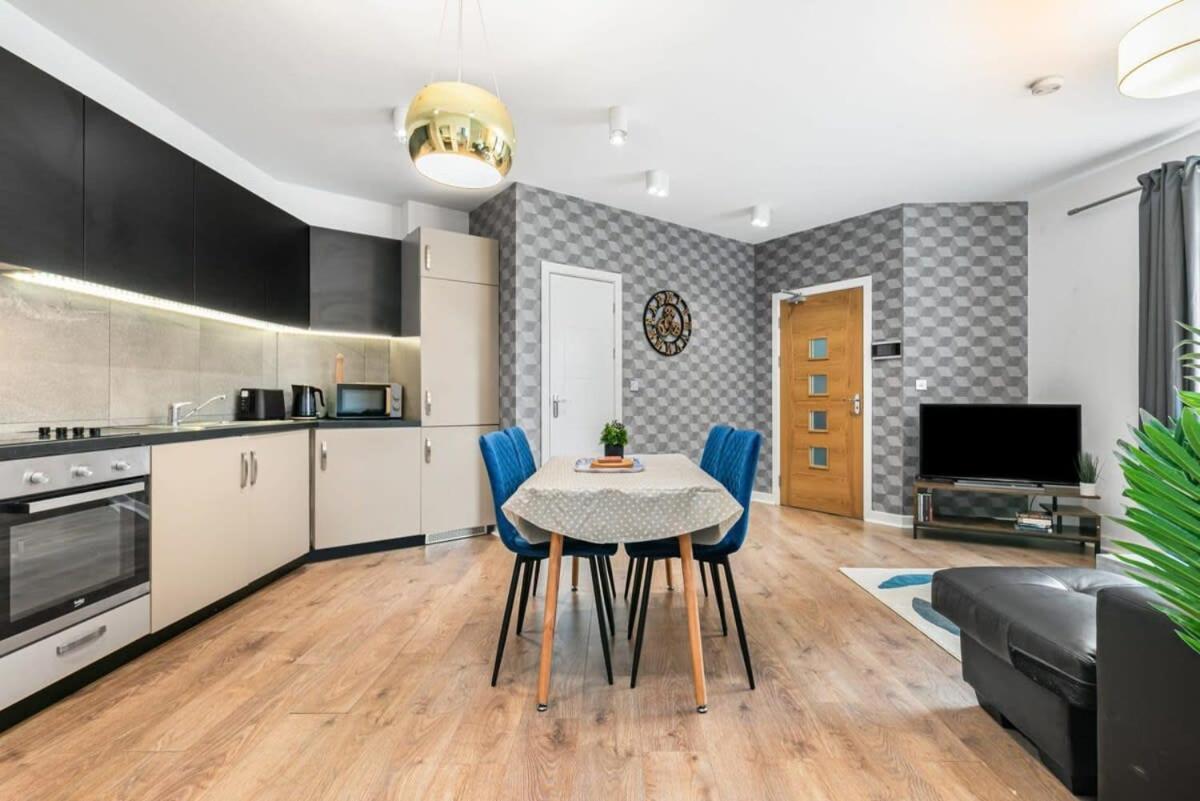 Spacious 1 Bedroom Apartment In Central ووكينغ المظهر الخارجي الصورة