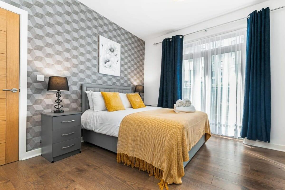 Spacious 1 Bedroom Apartment In Central ووكينغ المظهر الخارجي الصورة