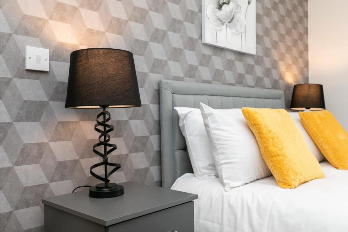 Spacious 1 Bedroom Apartment In Central ووكينغ المظهر الخارجي الصورة